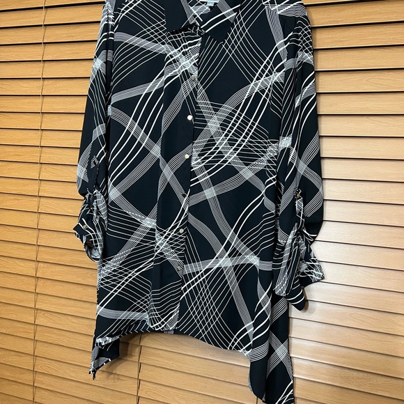 JM Collection Womens Blouse Large L Black White Shark Bite Hem Asymmetrical - Picture 7 of 7